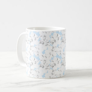 Mug Fleurs blanches sur bleu clair.