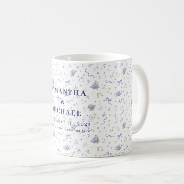 Mug Fleurs Bleu Marine Cadeaux de Mariage Floraux (Devant droit)