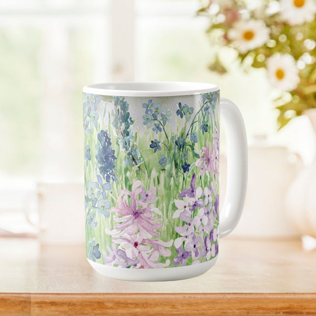 Mug Fleurs bleues violettes aquarelles monogrammées Pr (In situ kitchen table)