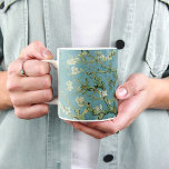 Mug Fleurs d'amandes | Vincent van Gogh<br><div class="desc">Almond Blossoms (1890) de l'artiste néerlandais Vincent van Gogh (1853-1890). Le tableau de Van Gogh's Almond Blossoms présente des fleurs blanches délicates dressées contre un ciel turquoise vibrant, symbolisant une nouvelle vie et un renouveau. Inspiré de l'art japonais, les branches élégantes et les lignes fluides créent un sentiment de sérénité...</div>