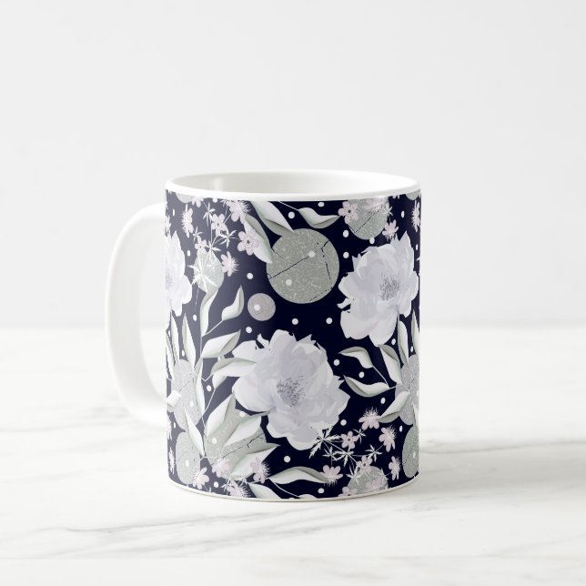 Mug Fleurs de pivoines blanches sur bleu foncé. (Devant gauche)