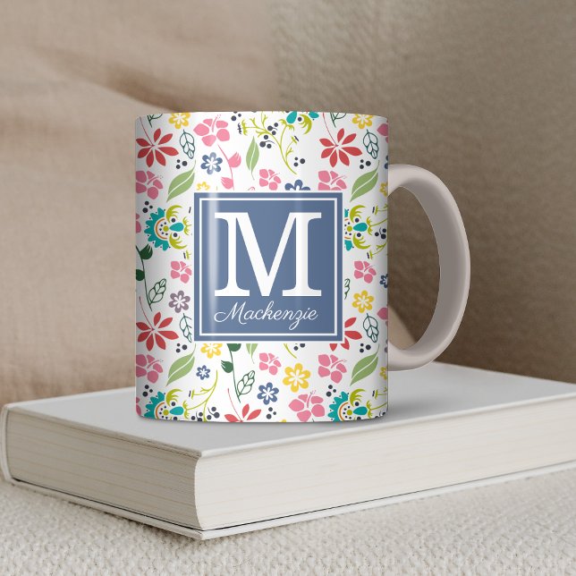 Mug Fleurs de printemps bohème colorées Monogramme (Colorful Bohemian Spring Flowers Monogram Coffee Mug)