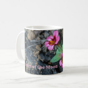Mug Fleurs qui poussent dans le rocher de la lave, cra