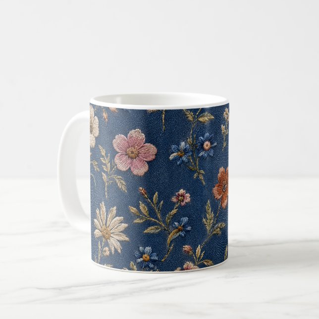 Mug Fleurs sauvages simples brodées sur fond de denim (Devant gauche)