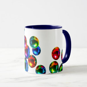 Mug flot de boules de verres colorées.