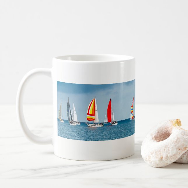 Mug Flottille de voiliers sur une mer de palourdes (Avec donut)
