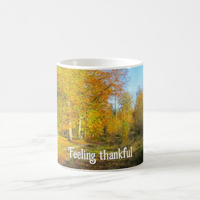 Mug Forêt d'automne ensoleillée - Thanksgiving personn (Centre)