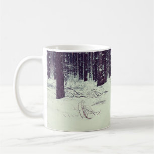 Mug Forêt de pins enneigée d'hiver, chien marchant dan