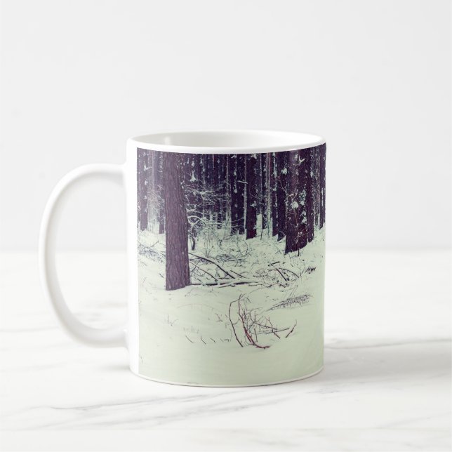 Mug Forêt de pins enneigée d'hiver, chien marchant dan (Gauche)