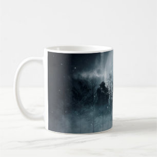 Mug Forêt foncée. Scène sombre et sombre avec des arbr
