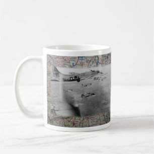Mug Formation B17 au-dessus de carte de 2ÈME GUERRE