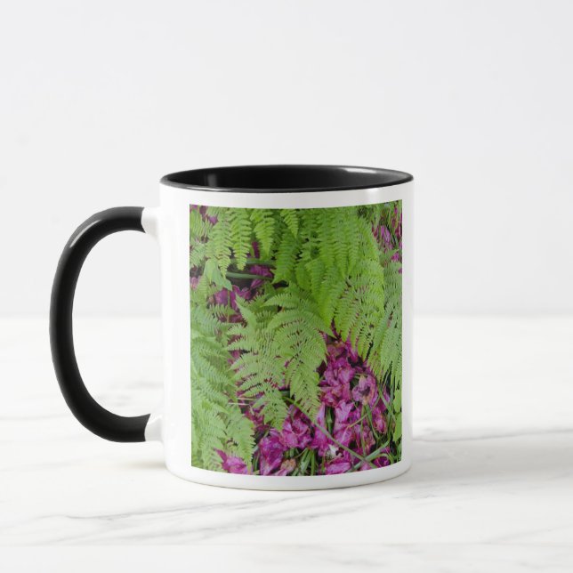 Mug Fougères de forêt avec des pétales de fleurs roses (Gauche)