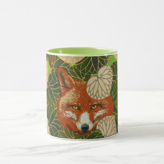 MUG FOX ROUGE PARMI LES FEUILLES VERTS ET LE FOLIAGE (Centre)