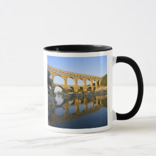 Mug France, Avignon. L'aqueduc romain du Pont du Gard