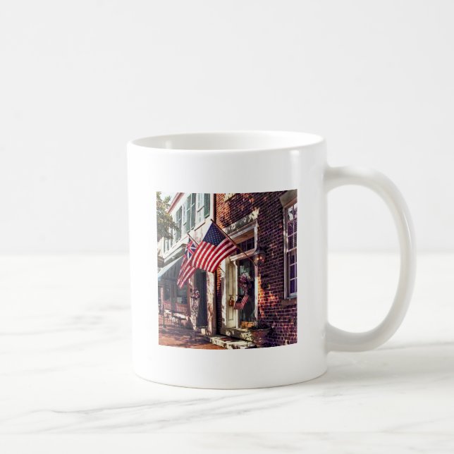 Mug Fredericksburg VA - Rue avec drapeaux américains (Droite)