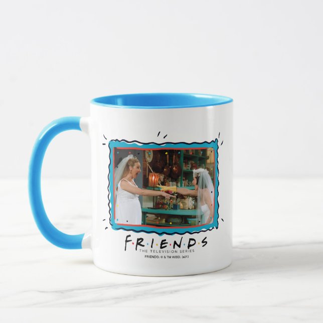 Mug FRIENDS™ | Phoebe et Monica en robe de mariée (Gauche)