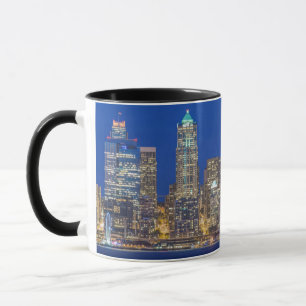 Mug Front de mer et skyline du centre-ville au crépusc