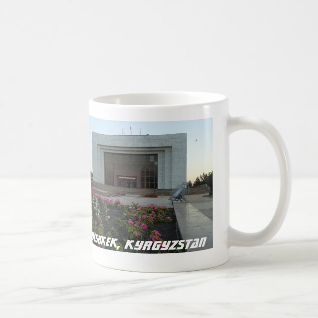 Mug Frunze Historical Museum, Bichkek, Kirghizistan As (Droite)