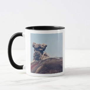 Mug Fumée s'échappant du volcan actif Anak Krakatau
