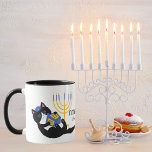 Mug Funny Chat Gold Menorah Hébreu Happy Hanoukka<br><div class="desc">Drôle Chat Gold Menorah Dreidel,  Juif Holiday Chanukah. Cadeau Hanoukka. Joyeux Hanoukka Mug</div>