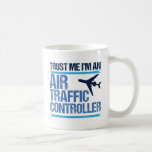 Mug Funny contrôleur de la circulation aérienne<br><div class="desc">Faites-moi confiance,  je suis contrôleur de la circulation aérienne,  cadeau d'humour ATC pour les contrôleurs de vol qui guident les aéronefs dans l'espace aérien.</div>