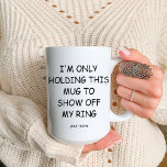 Mug Funny Fiançailles Future Mme Fiance Rustic<br><div class="desc">C'est une tasse de café rustique faire-part drôle. meilleure tasse de café pour les femmes juste engagées. cette tasse de café présente un design de typographie drôle dit "Je ne tiens que cette tasse pour montrer mon anneau". Ceci est également Caractéristiques d'un nom personnalisable sur elle. Cliquez sur le bouton...</div>