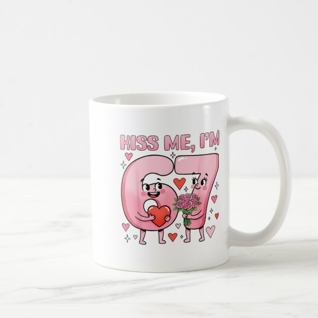 Mug Funny Kiss Me I'm 67 Cute Valentine's Day Couples  (Droite)
