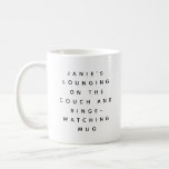 Mug Funny Lazy Regarder la télévision Personnalisée<br><div class="desc">Une tasse spéciale pour ceux qui s'allongent sur le canapé et regardent la télévision les soirs. Drôle cadeau gag pour les amis et la famille. Personnalisez-le avec votre nom.</div>