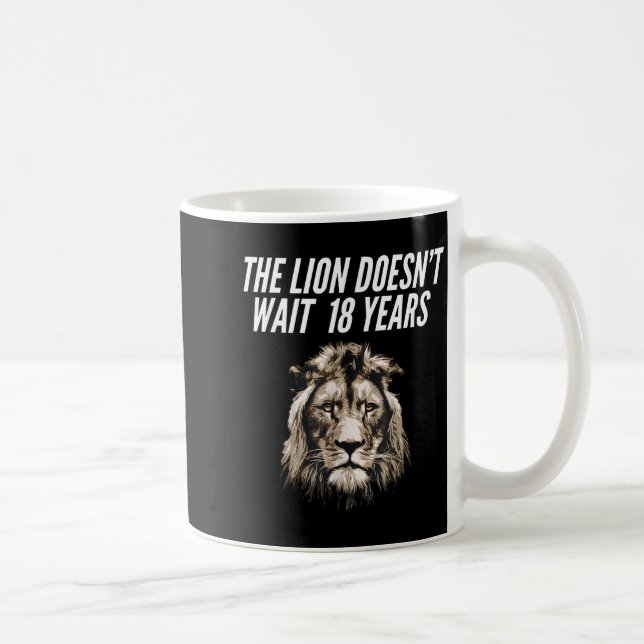 Mug Funny Lion Meme The Lion Doesn't Wait 18 Years Gen (Droite)