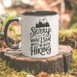 Mug Funny Mountain Randonnées excuses<br><div class="desc">Capturez l'humour d'aventures de randonnées avec cette tasse ludique "Désolé pour ce que j'ai dit pendant que nous étions Randonnées". Doté d'un graphisme montagnard audacieux, ce mug est parfait pour les amateurs de plein air et les randonneurs qui apprécient le rire des sentiers difficiles et des moments infiltrés qu'ils apportent....</div>