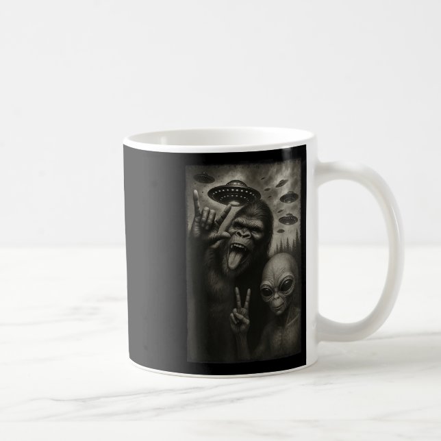 Mug Funny Selfie Bigfoot Alien Sasquatch Rock À La Mai (Droite)