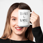 Mug Funny 'Trop chaud à manipuler' Personnalisé<br><div class="desc">Drôle personnalisé Trop chaud pour manipuler la tasse de café!</div>