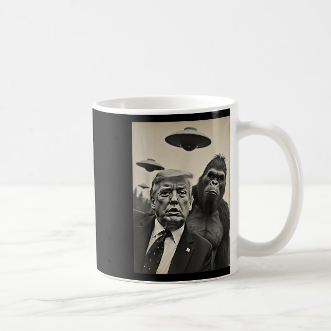 Mug Funny Trump Bigfoot Selfie Avec Ufos Alien Étrange (Droite)