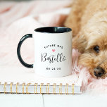 Mug Futur Mme Personnalisée Mariage de nom de script n<br><div class="desc">La tasse à café mariage féminine "Future Mrs" personnalisée comporte un texte en script noir moderne qui peut être personnalisé avec le nom de famille de la mariée et la date du mariage. Comprend un accent de coeur rose mignon. Fait un cadeau parfait à la future mariée !</div>