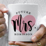 Mug Futur Mme Pink Coeur Personnalisé Mariage Monogram<br><div class="desc">Tasse à café personnalisée pour l'avenir Mme présente un script noir moderne avec un texte de nom personnalisé et une jolie image arrière - plan de coeur rose.</div>
