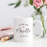 Mug Future Mme Nom personnalisé Script Mariage Noir<br><div class="desc">Tasse à café de mariage personnalisée "Future Mme." pour femmes avec texte moderne en écriture noire qui peut être personnalisé avec le nom de famille marié de la mariée et la date du mariage. Comprend un joli accent de cœur rose. Fait un cadeau parfait pour la future mariée nouvellement fiancée...</div>