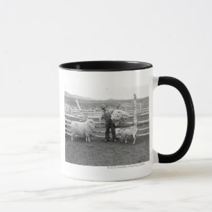 Mug Garçon supportant un paquet de laine