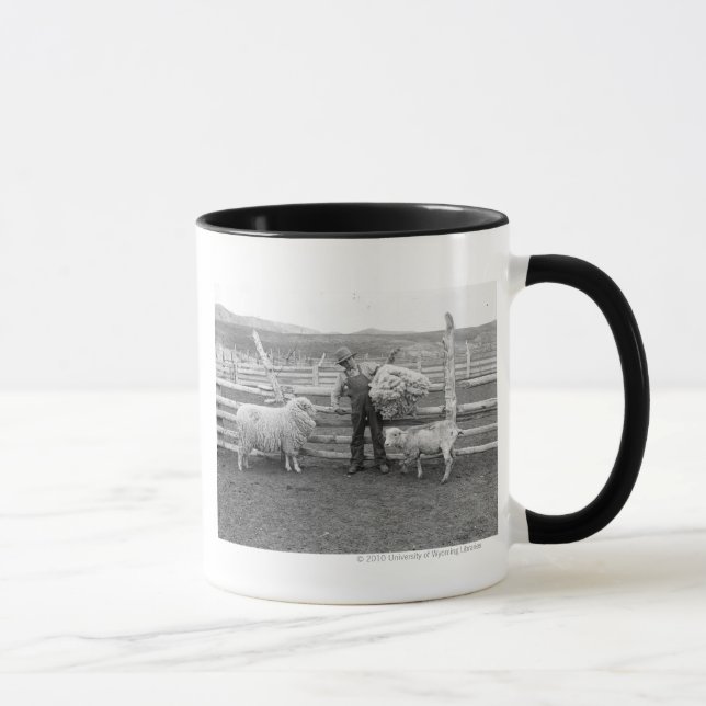 Mug Garçon supportant un paquet de laine (Droite)