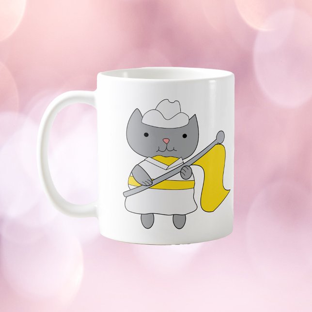Mug Garde couleur chat Jaune et blanc (A mug with a gray cat in a yellow and white color guard uniform)