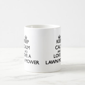 Mug Gardez le calme et aimez une tondeuse à gazon