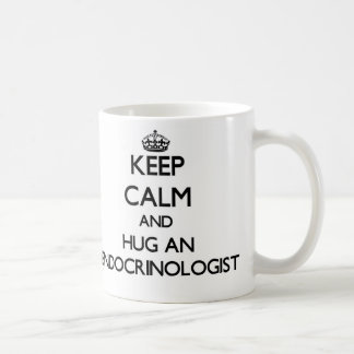 Mug Gardez le calme et étreignez un endocrinologue