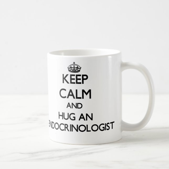 Mug Gardez le calme et étreignez un endocrinologue (Droite)