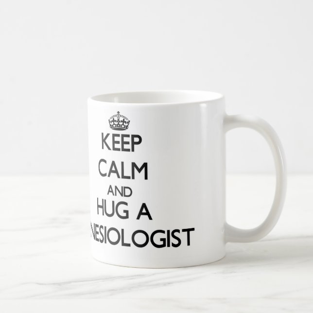 Mug Gardez le calme et étreignez un Kinesiologist (Droite)