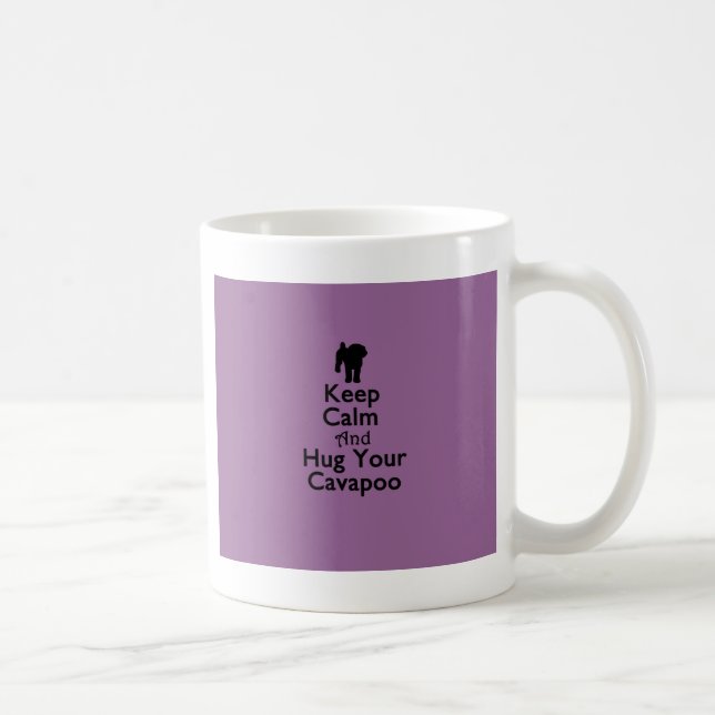Mug Gardez le calme et étreignez votre Cavapoo (Droite)