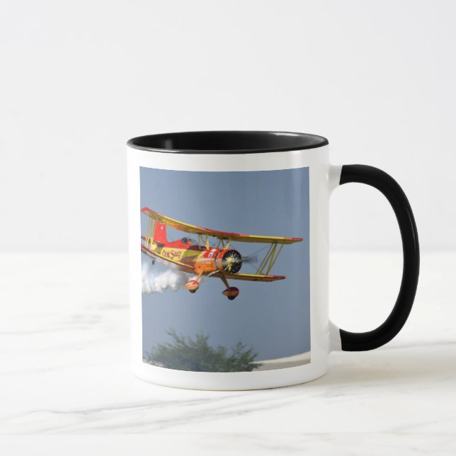 Mug Gene Soucy effectuant des acrobaties en Grumman (Droite)