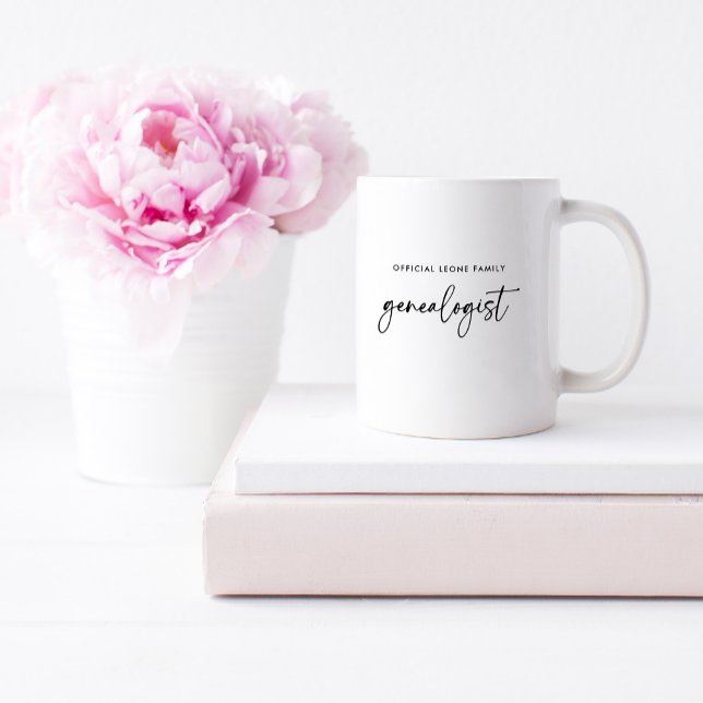 Mug Généalogiste officiel de la famille en script | St (A simple and modern mug for the genealogist in your family)