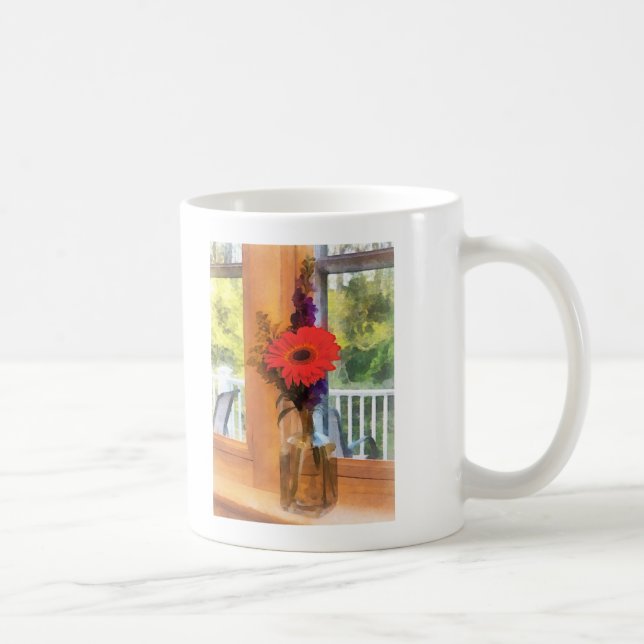 Mug Gerbera Daisy par fenêtre de cuisine (Droite)