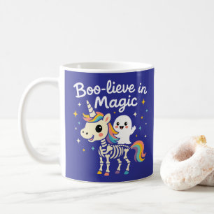 Mug Ghost mignon chevauchant une Unicorn Skeleton