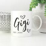 Mug Gigi Année Grandma établie<br><div class="desc">Créez un doux souvenir pour grand-mère avec ce design simple qui comprend "Gigi" en écriture manuscrite avec des lettres accentuées de coeur. Personnalisez avec l'année où elle est devenue grand-mère pour une mignonne fête des mères ou un cadeau de faire-part de grossesse.</div>