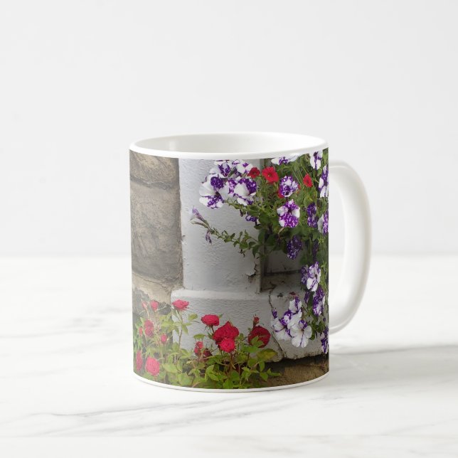 Mug Gîte écossais avec pétunias et rose (Devant droit)